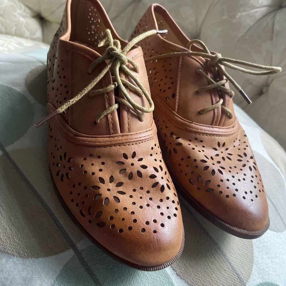 Brown leather vintage look wing tip style Lacey